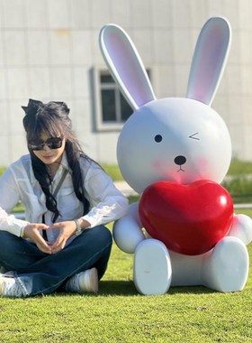 网红卡通兔子玻璃钢雕塑景区拍照打卡园林商场店铺V美陈装饰大摆