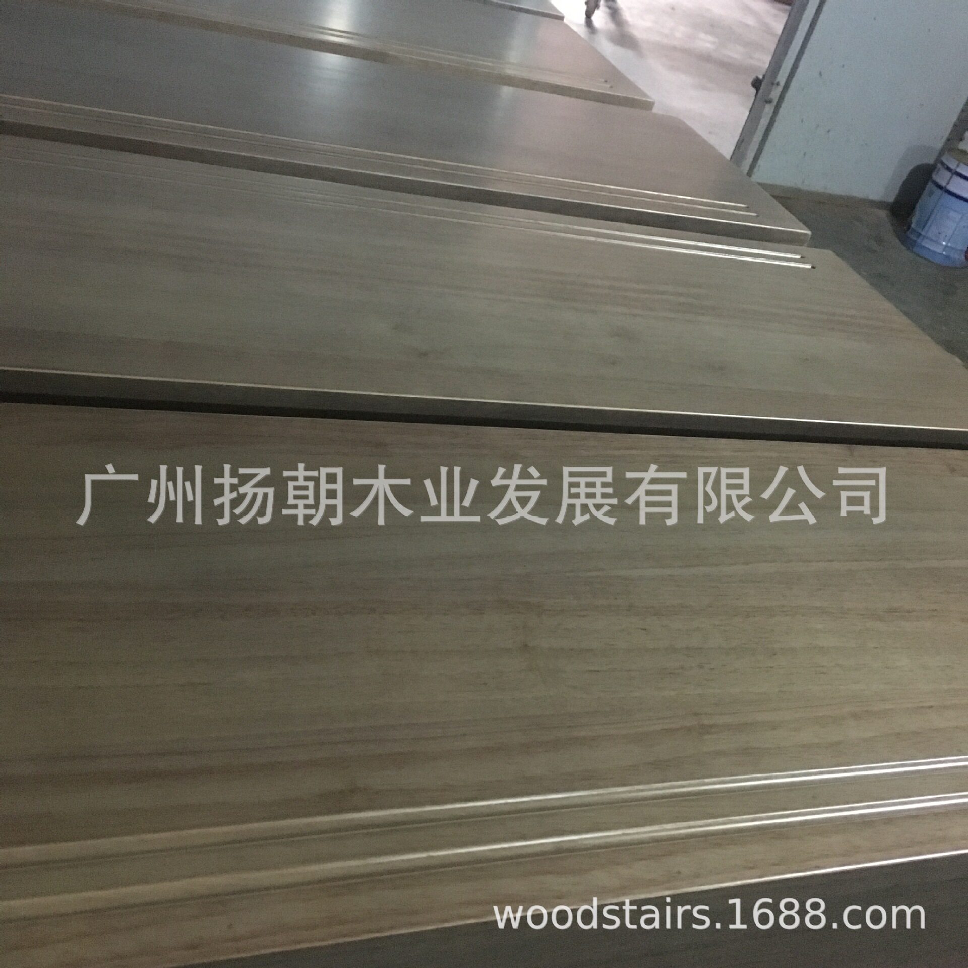 厂家直销橡胶木实木防滑楼梯
