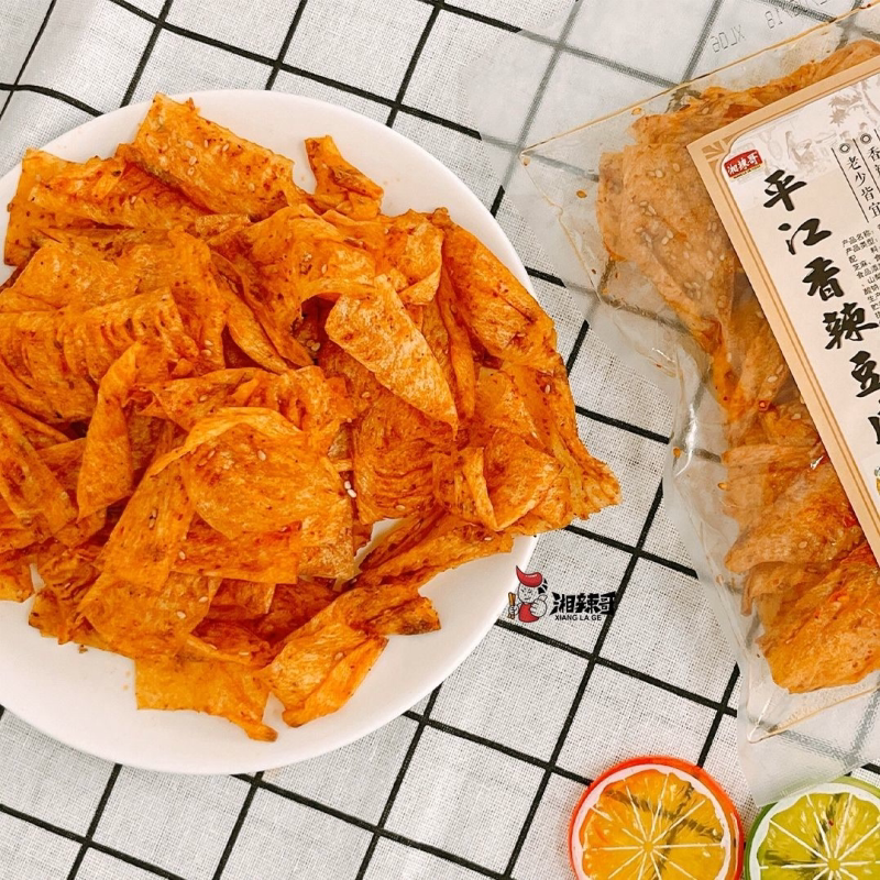 湖南平江特产香辣豆皮儿时网红老式手撕辣条童年香辣怀旧豆皮零食