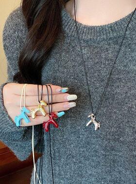 本命年复古配釉女项链红色小马饰品独特滴吊坠毛衣链小众新款秋冬