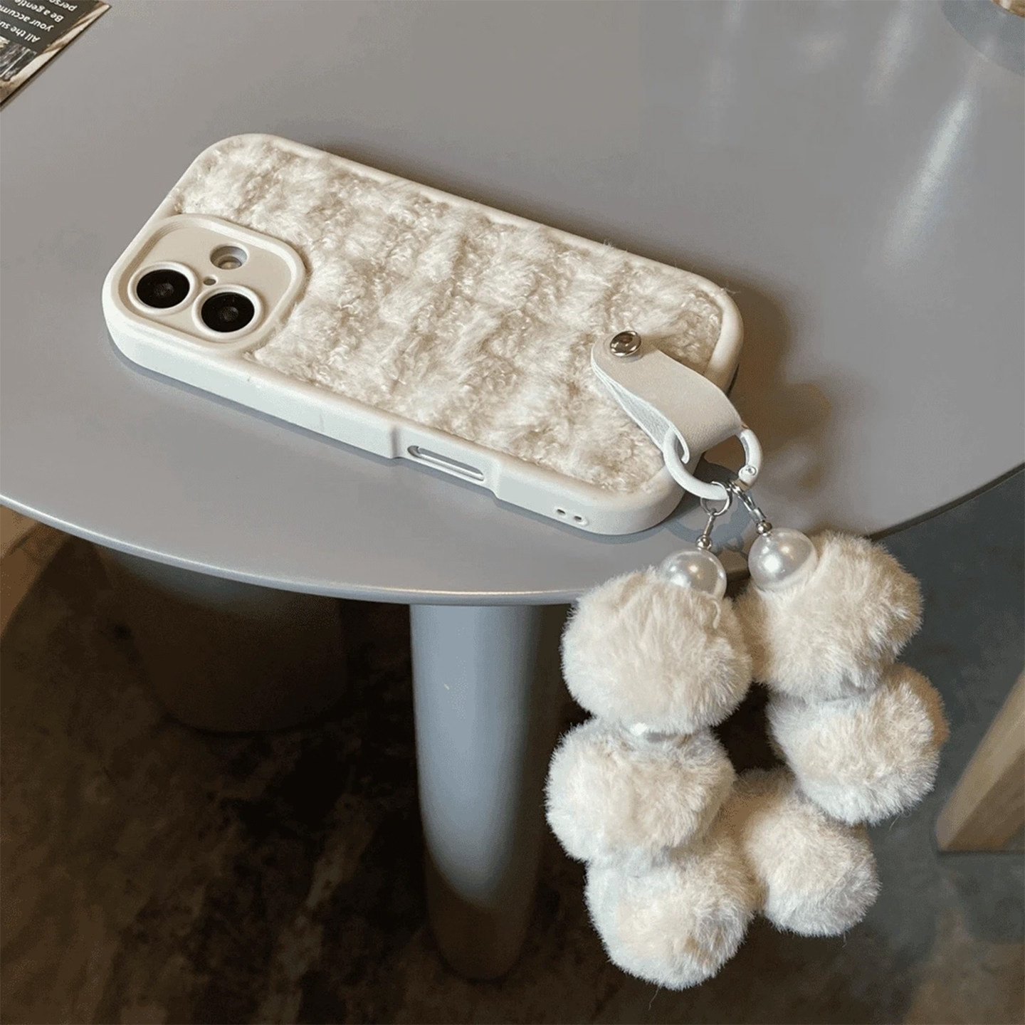简约毛绒拼接米黄白适用苹果16壳iPhone17promax新款带挂绳15plus秋冬14女款13毛茸茸手链手腕绳软保护套