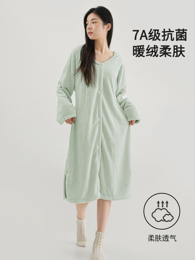 MINISO's wearable bath towels, bathrobes, quick-drying women's thickened hooded bath skirts, yukata wraps, are universal in all seasons
