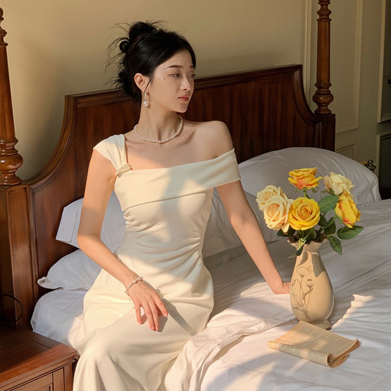 白色一字肩连衣裙女夏季登记领证穿搭订婚小礼服平V时日常可穿裙