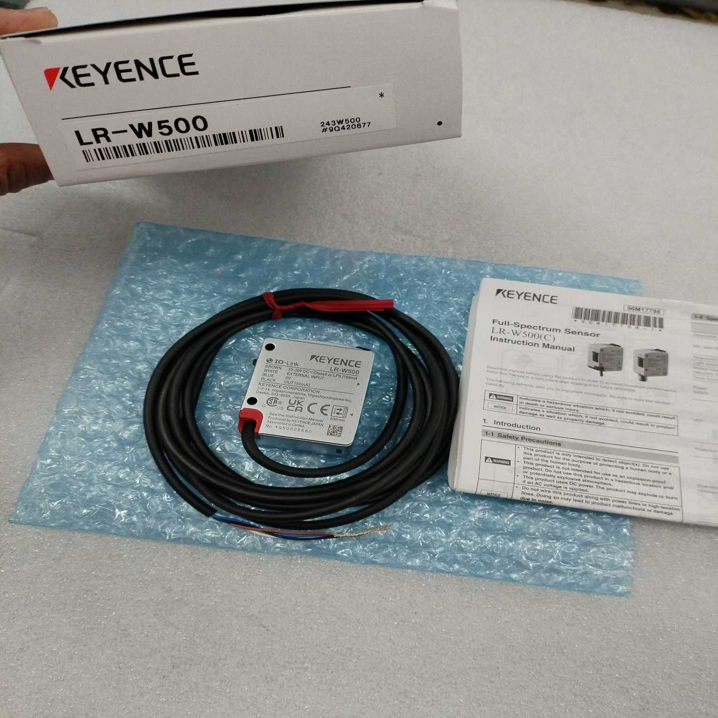 询价~LR-W500基恩士传感器，里外编号对不上，实物