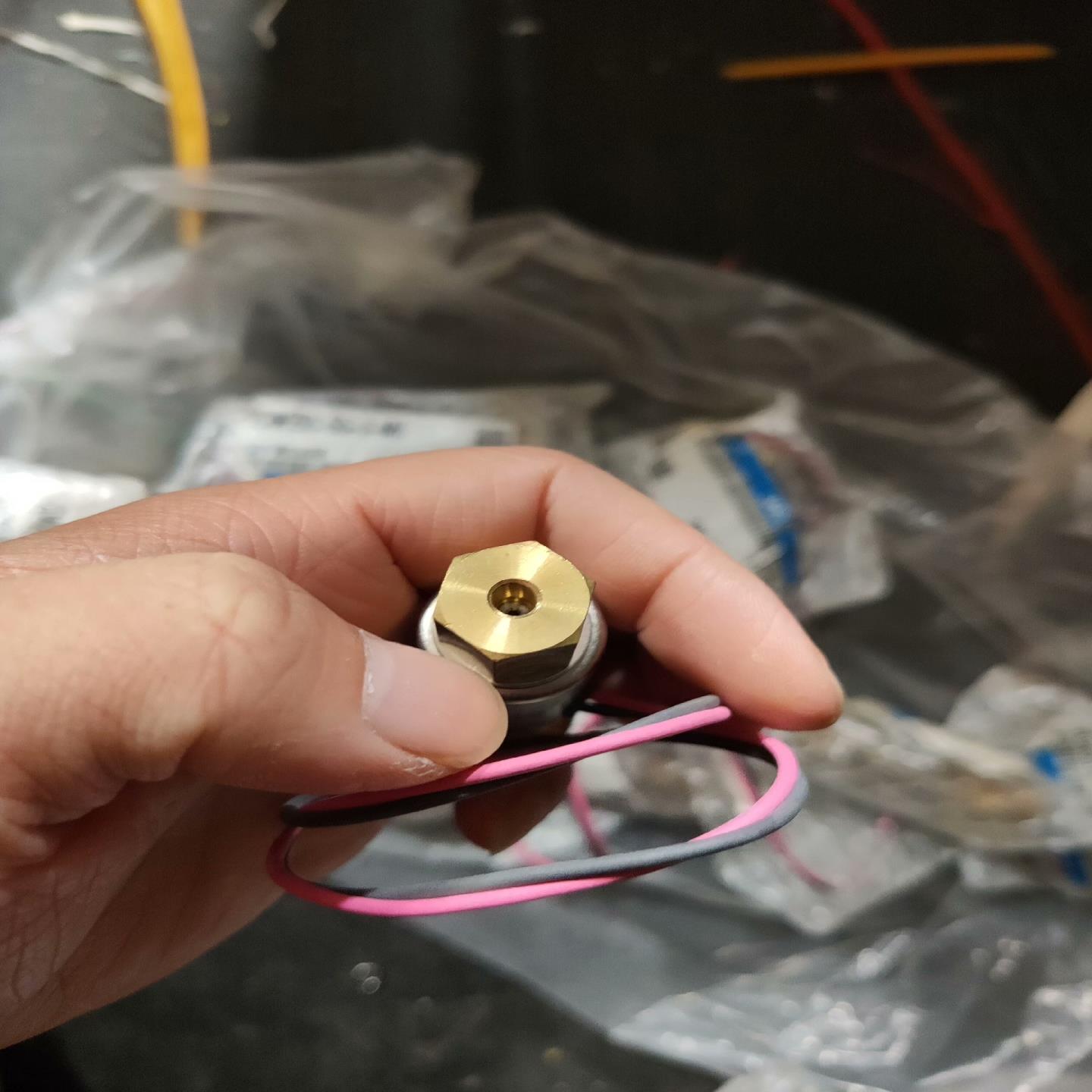 电磁阀 VDW250-5G-2-M5   外包装有点~询价