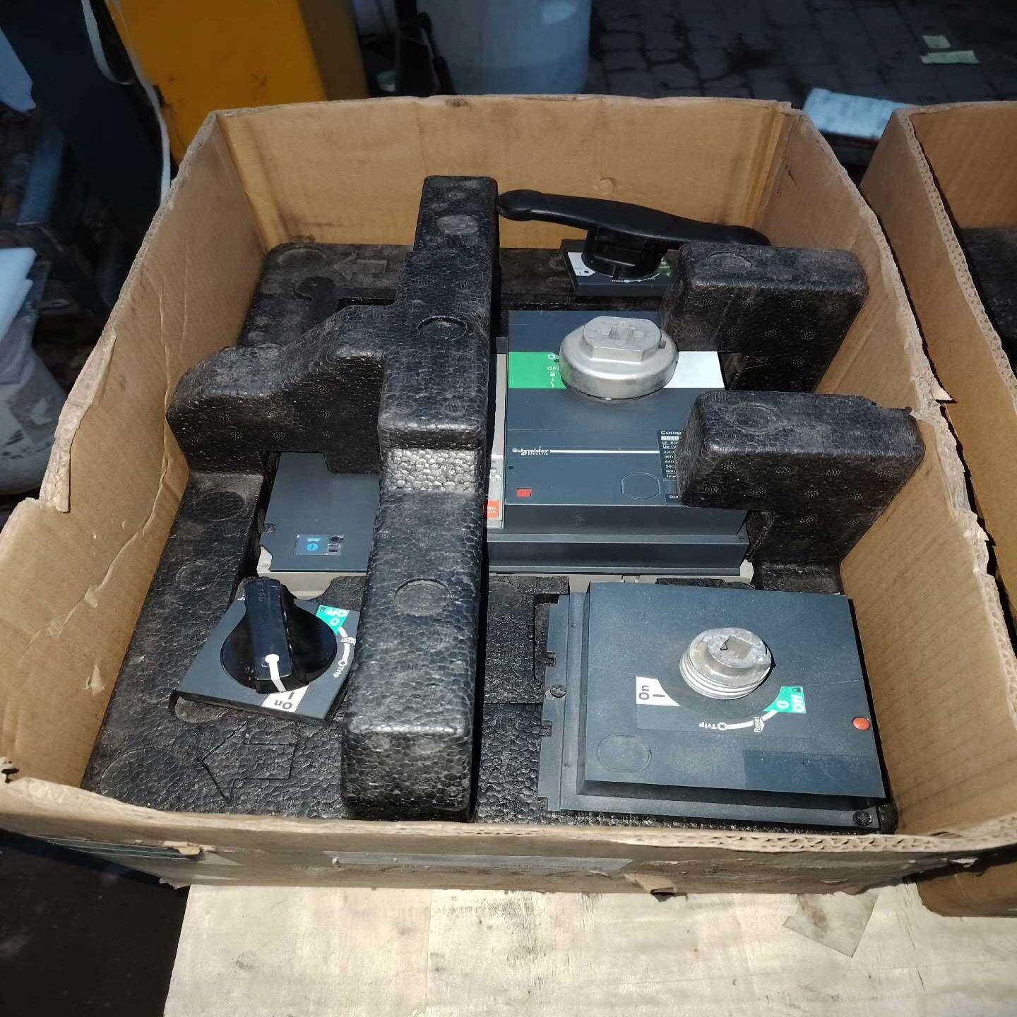 询价~断路器NS1000 N新的未曾安装过东西如图拍前议价运