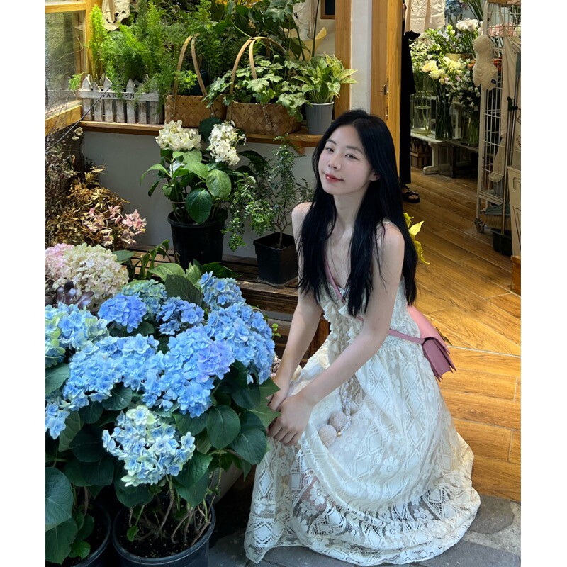 别致流苏镂空蕾丝吊带连衣裙女春季2025新款中长款收腰洋气A字裙