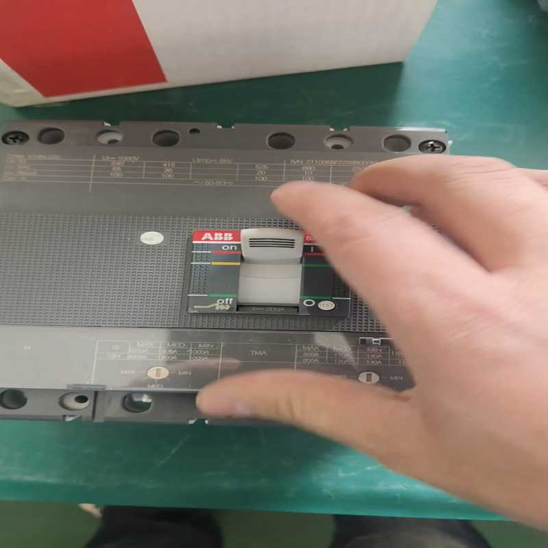 ABB Tmax 塑壳断路器，型号XT4N 250，3P，2~议价
