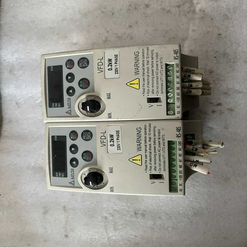 台达变频器vfd002l21a两台，成色如图，有一台有磕碰，【鑫鑫商