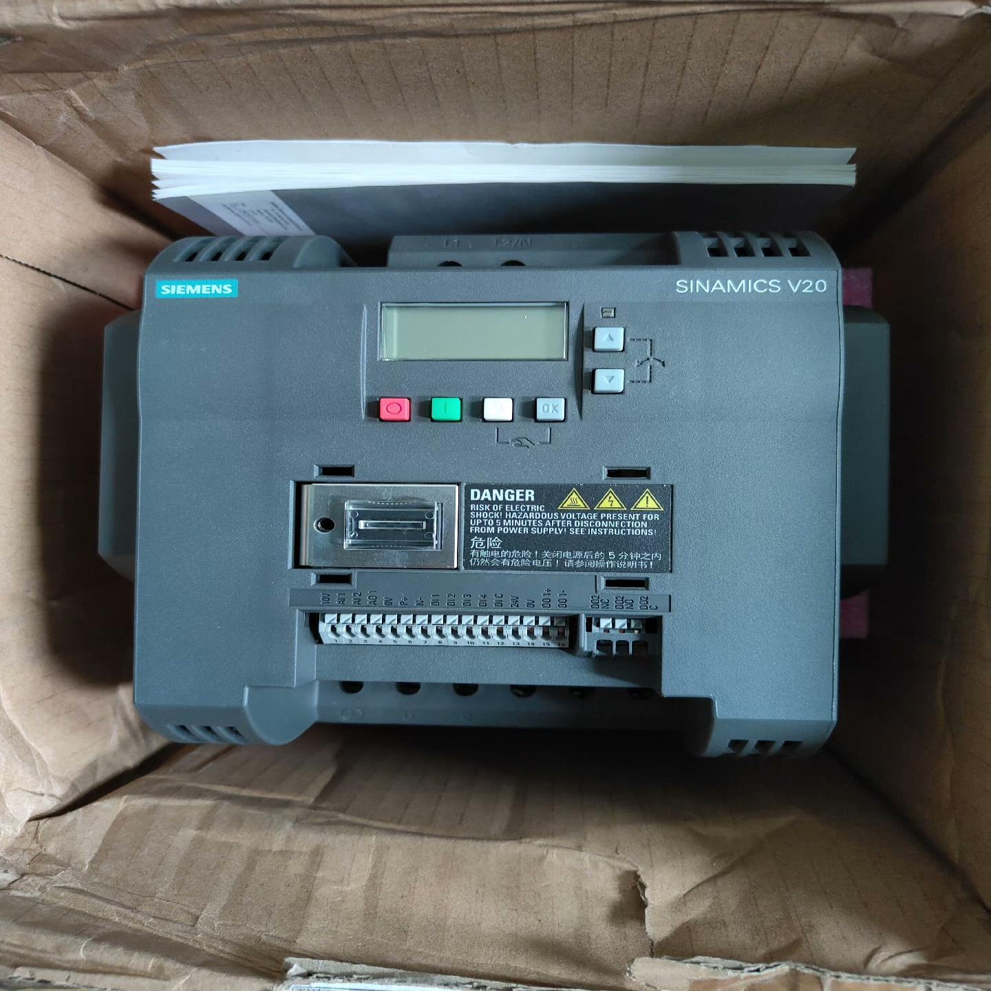 变频器V20单相输入2.2kw，库存有5台，可以开~询价