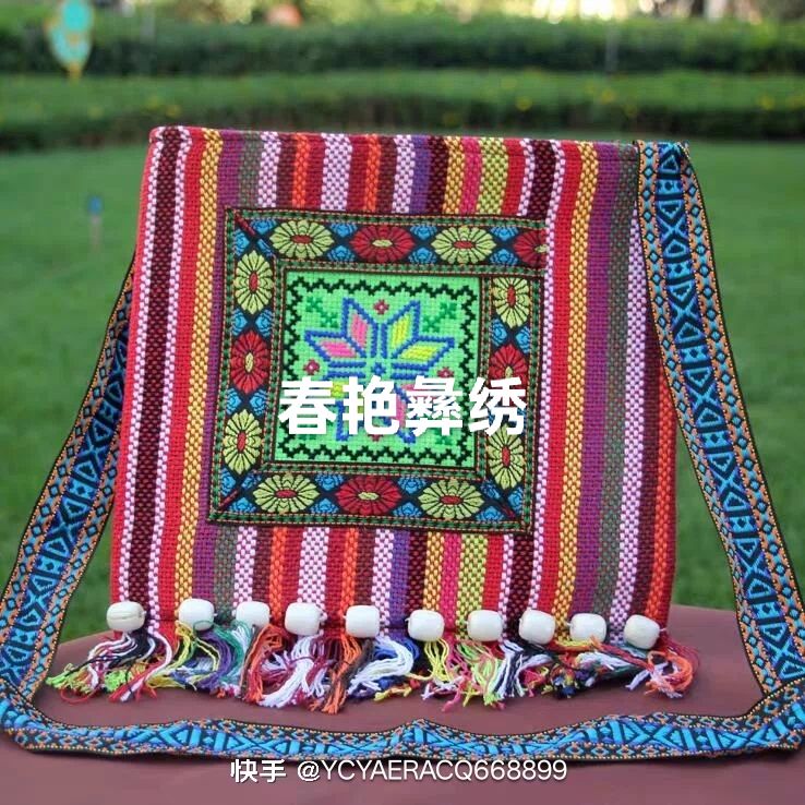 云南民族风绣花斜挎女包可批发