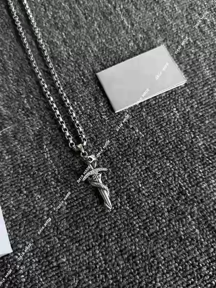 【Verified】25Ss New Paris-Style Snake-Shaped Cross Pendant Necklace with Diamonds, Unisex Trendy Necklace