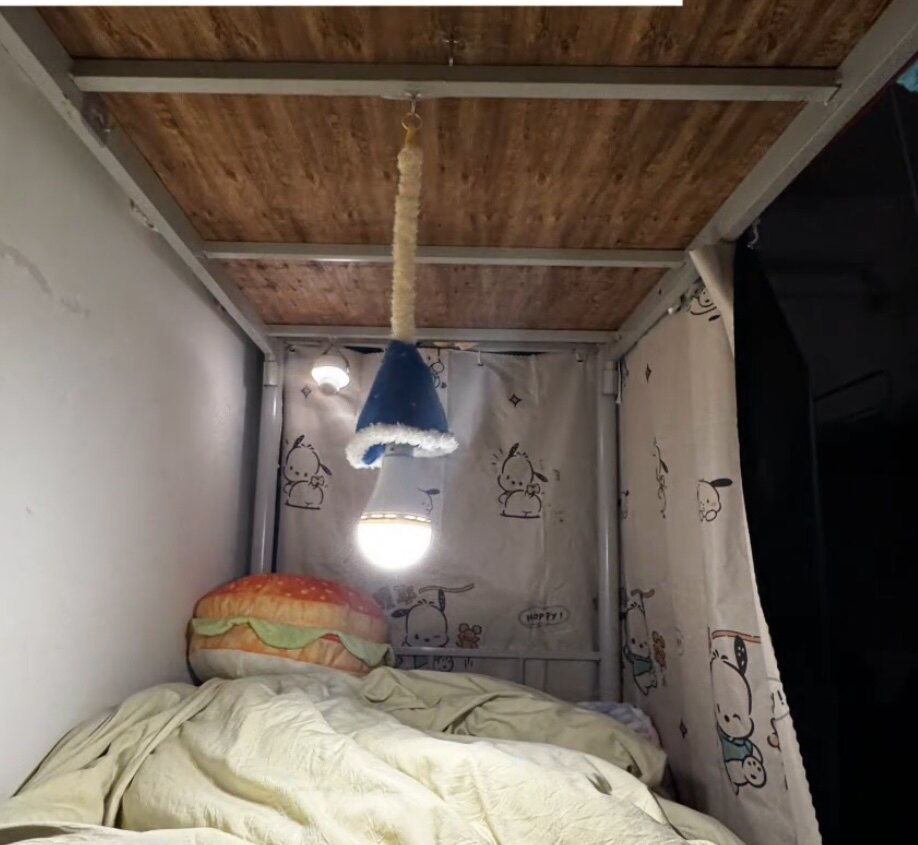 氛围感悬挂式小夜灯宿舍床上吊灯毛绒床头照明灯寝室装饰灯挂灯