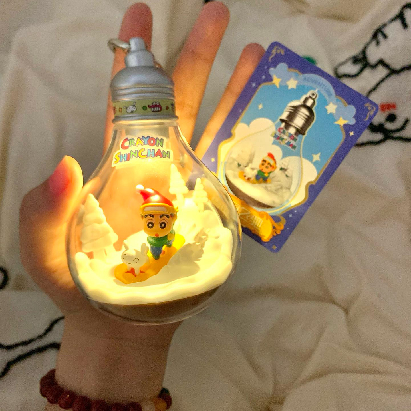 卡通小新奇幻冒险记新款可爱微场景萌灯泡盲盒潮玩摆件新款2025