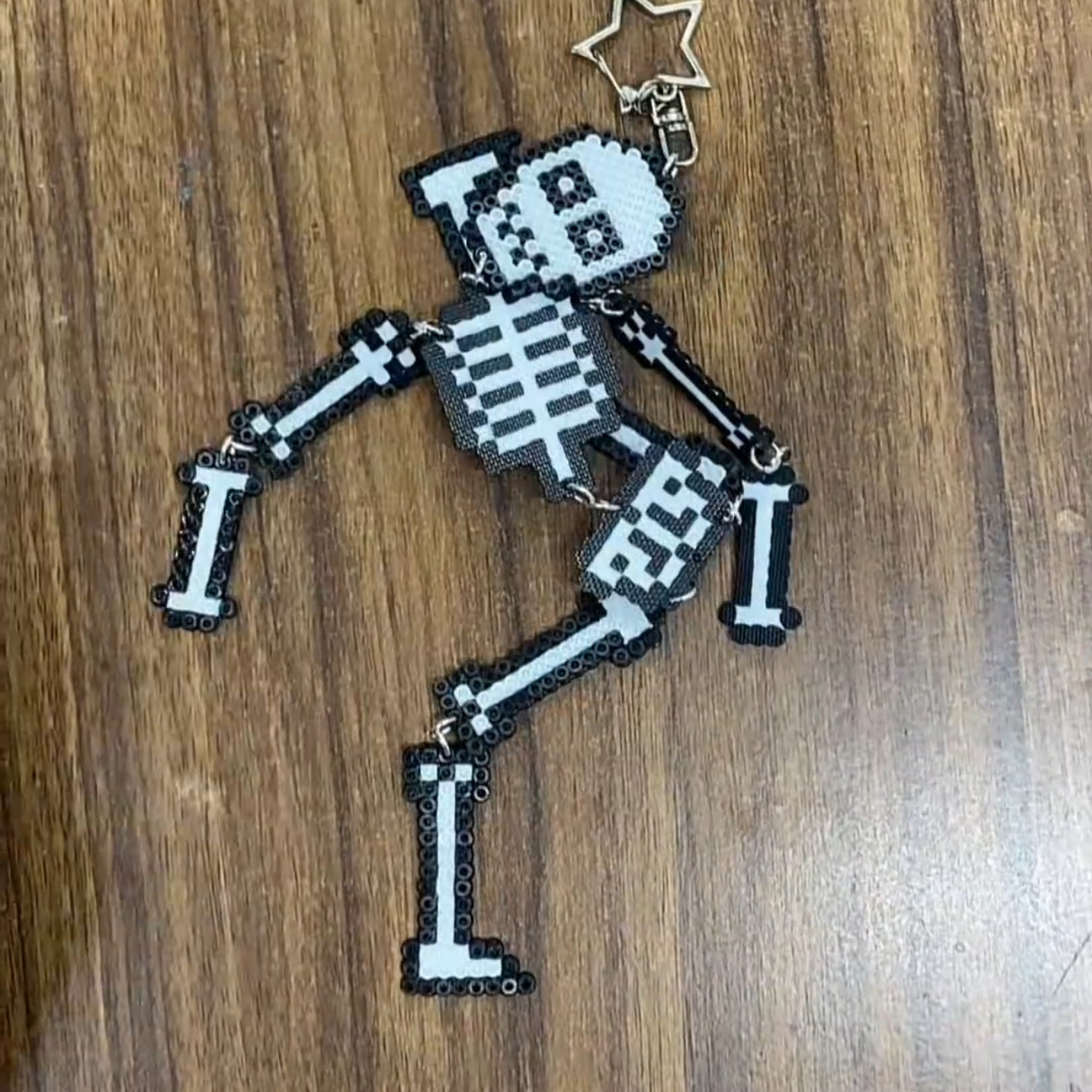 骷髅新款2026挂件拼豆关节可动钥匙扣可爱抽象挂件个性送闺蜜