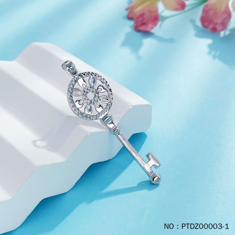 皕宝楼PT950铂金吊坠 实心璀璨太阳花开下钥匙白金吊坠