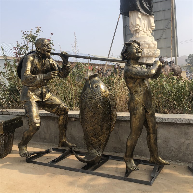 爷俩擡大鱼玻璃纤维雕塑 渔乡渔民捕鱼回家场景雕像 渔村老渔夫民