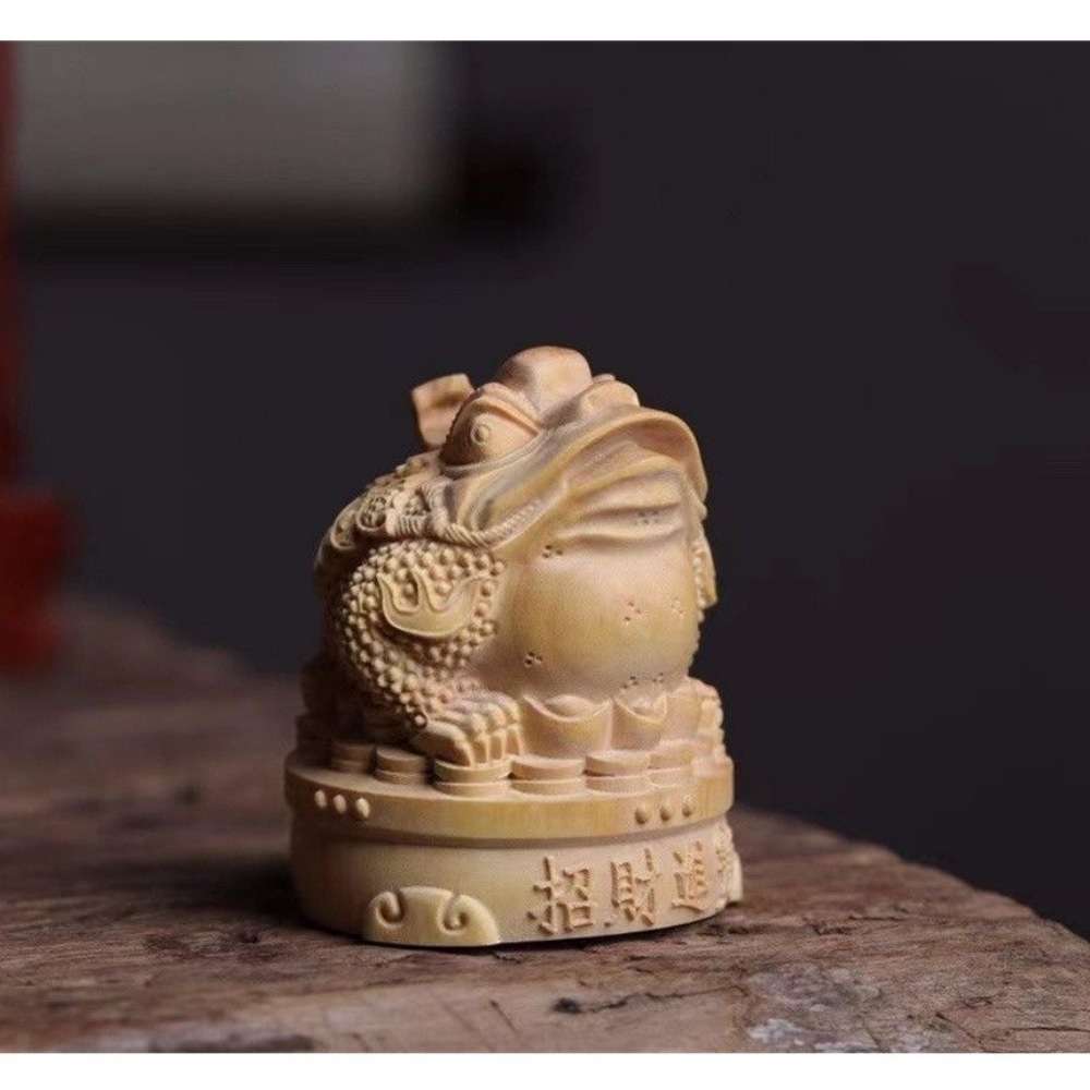 太行崖柏三足金蟾坐铜钱摆件底座雕刻招财进宝木制工艺品桌面饰品