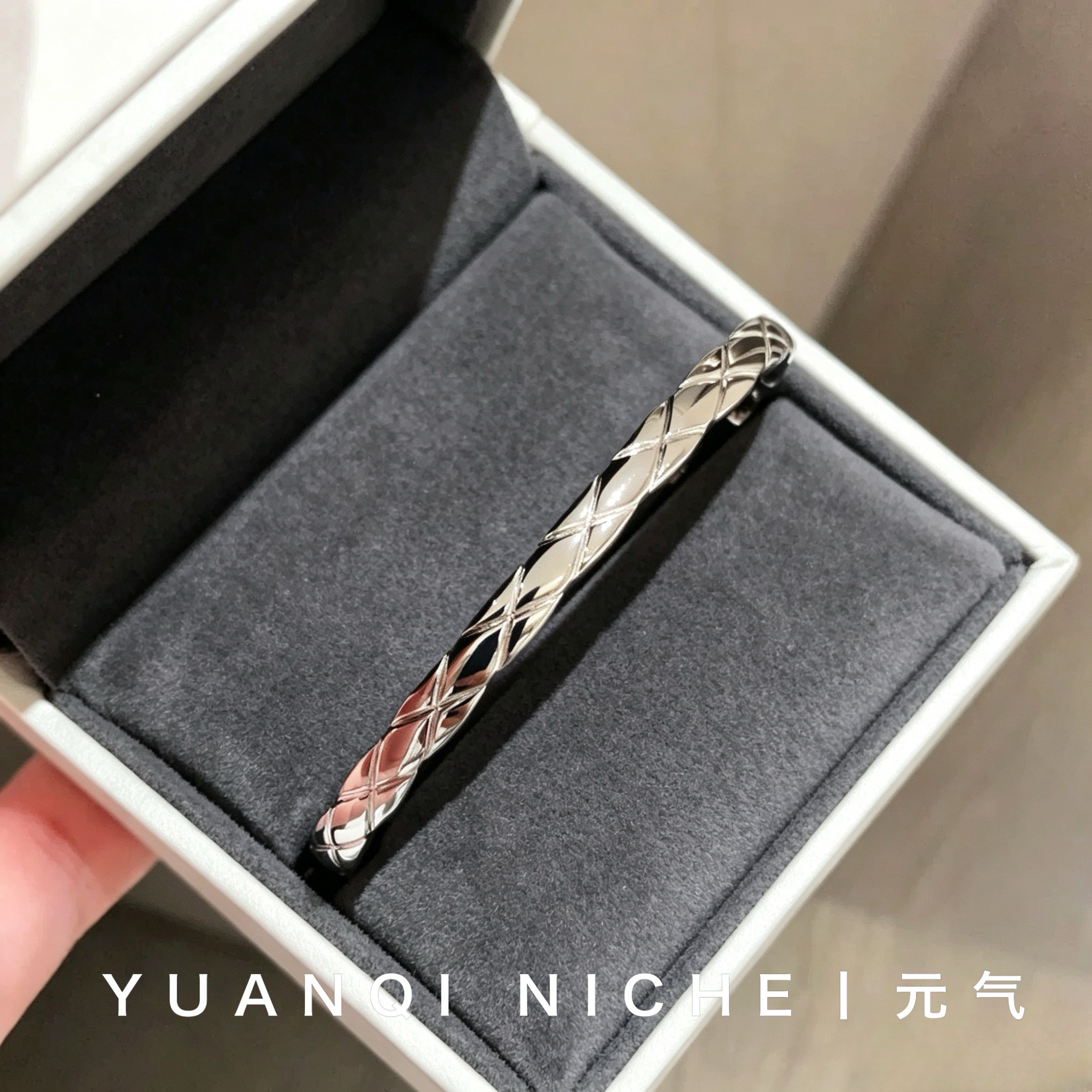 小香风重工菱格纹光面开口细手镯女S925纯银镀真金轻奢小众首饰