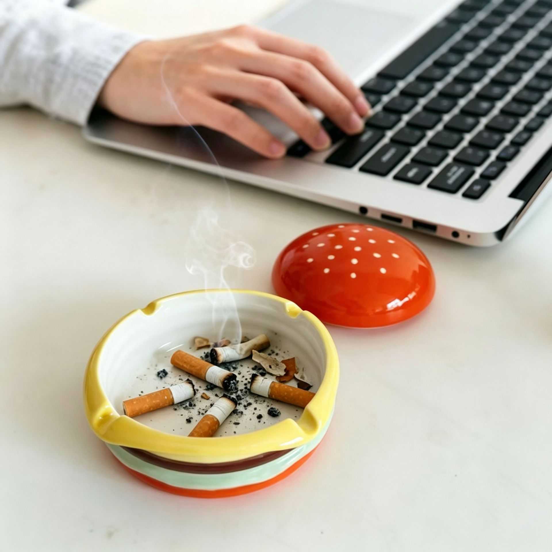 创意汉堡造型陶瓷四槽烟灰缸带盖