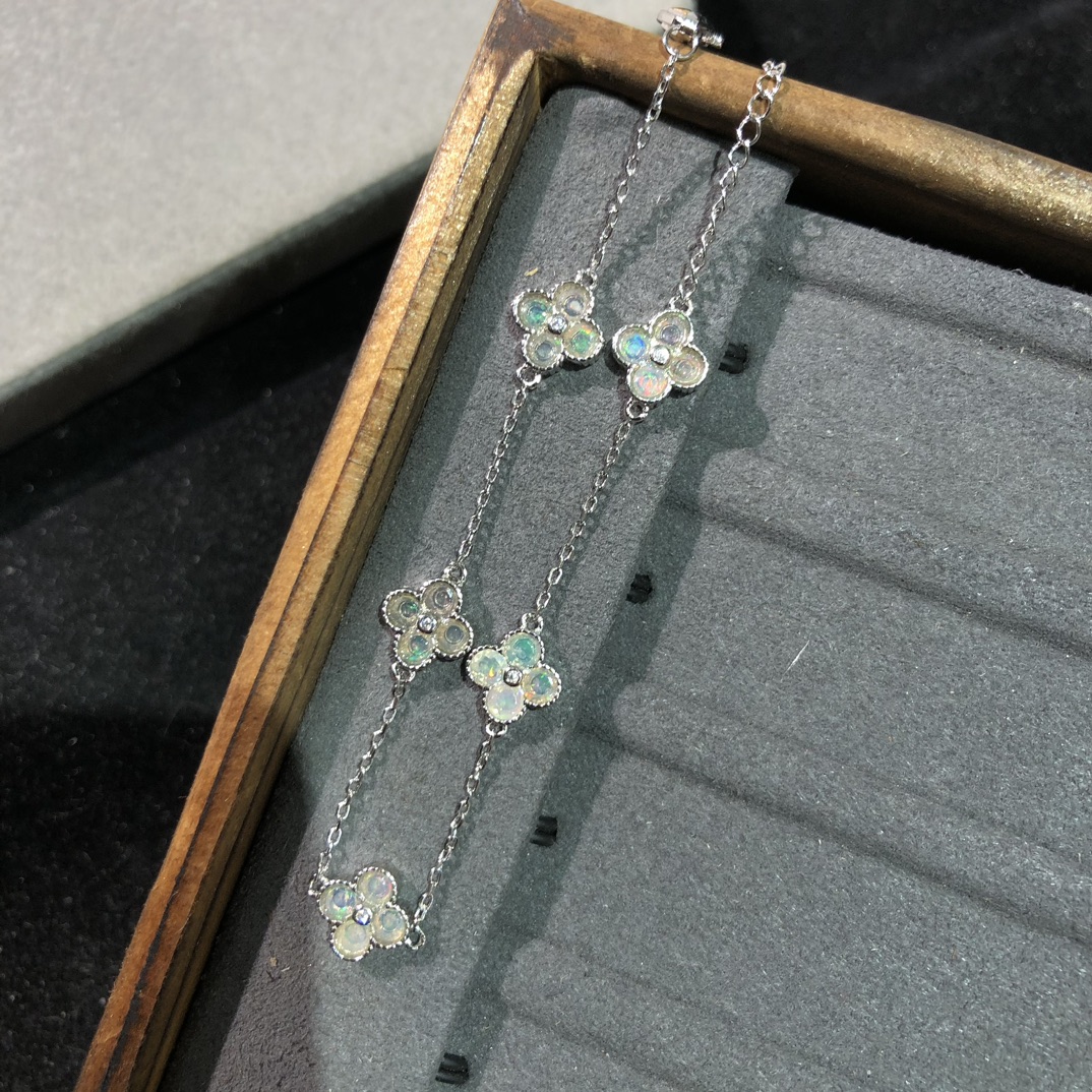 手工选料小众百搭四叶镭射轻奢