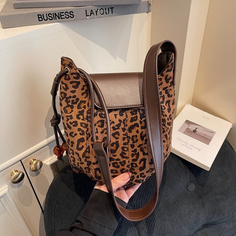 秋冬季简约时尚斜挎小包包女秋季新款小众复古休闲斜跨水桶包,箱包皮具/热销女包/男包,水桶包,淘宝优惠券,粉丝福利购,淘宝优惠卷