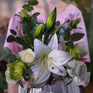 (晨曦)清新的白绿玫瑰 白色百合 花束 散发着清晨露珠的清新感