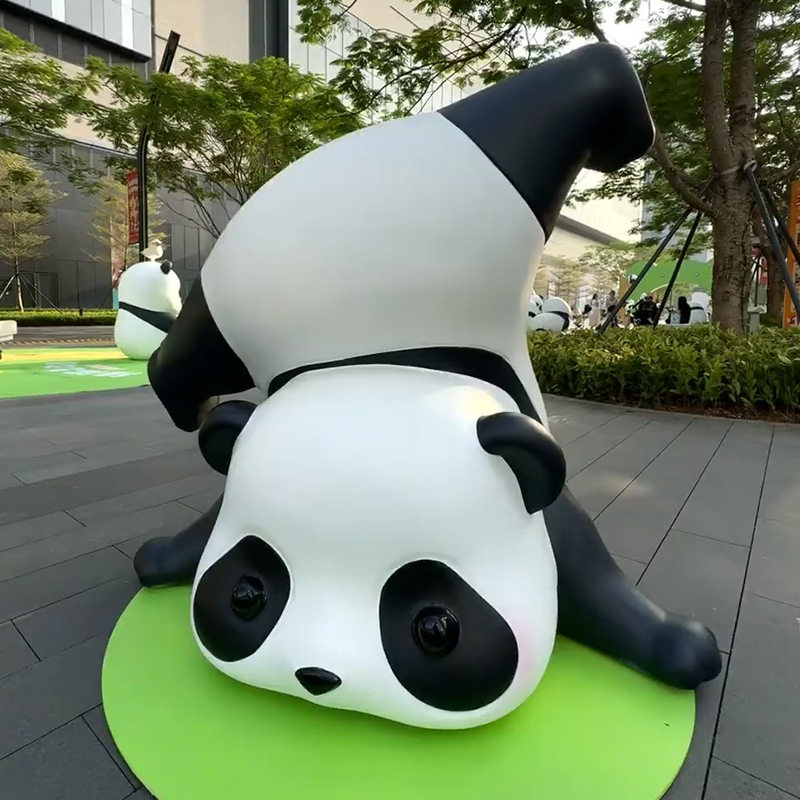 网红熊猫滚滚大型景观雕塑