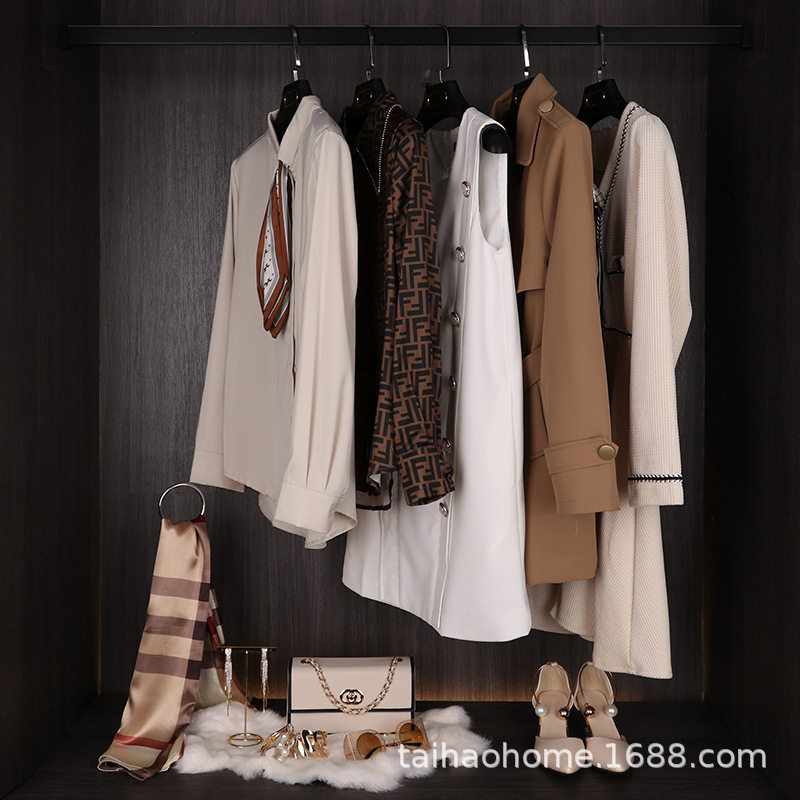 样板间衣帽间衣服样板房软装服饰梳妆台装饰摆件展厅衣柜毛垫
