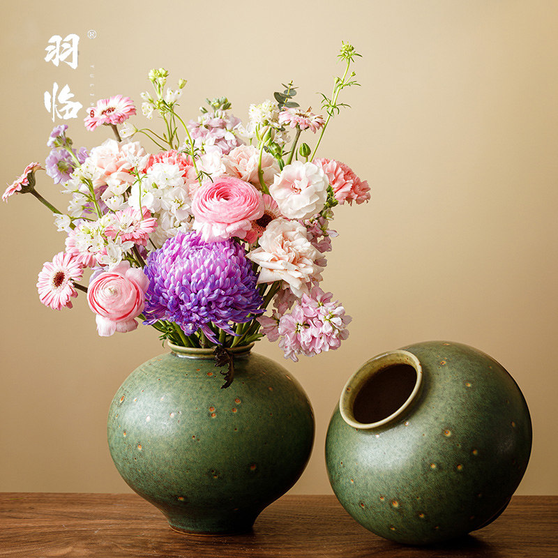 复古侘寂风手工粗陶绿色花瓶图片