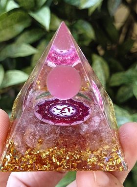 2025新款时尚粉猫水晶金字塔树脂手工艺品家居办公室创意摆件装饰