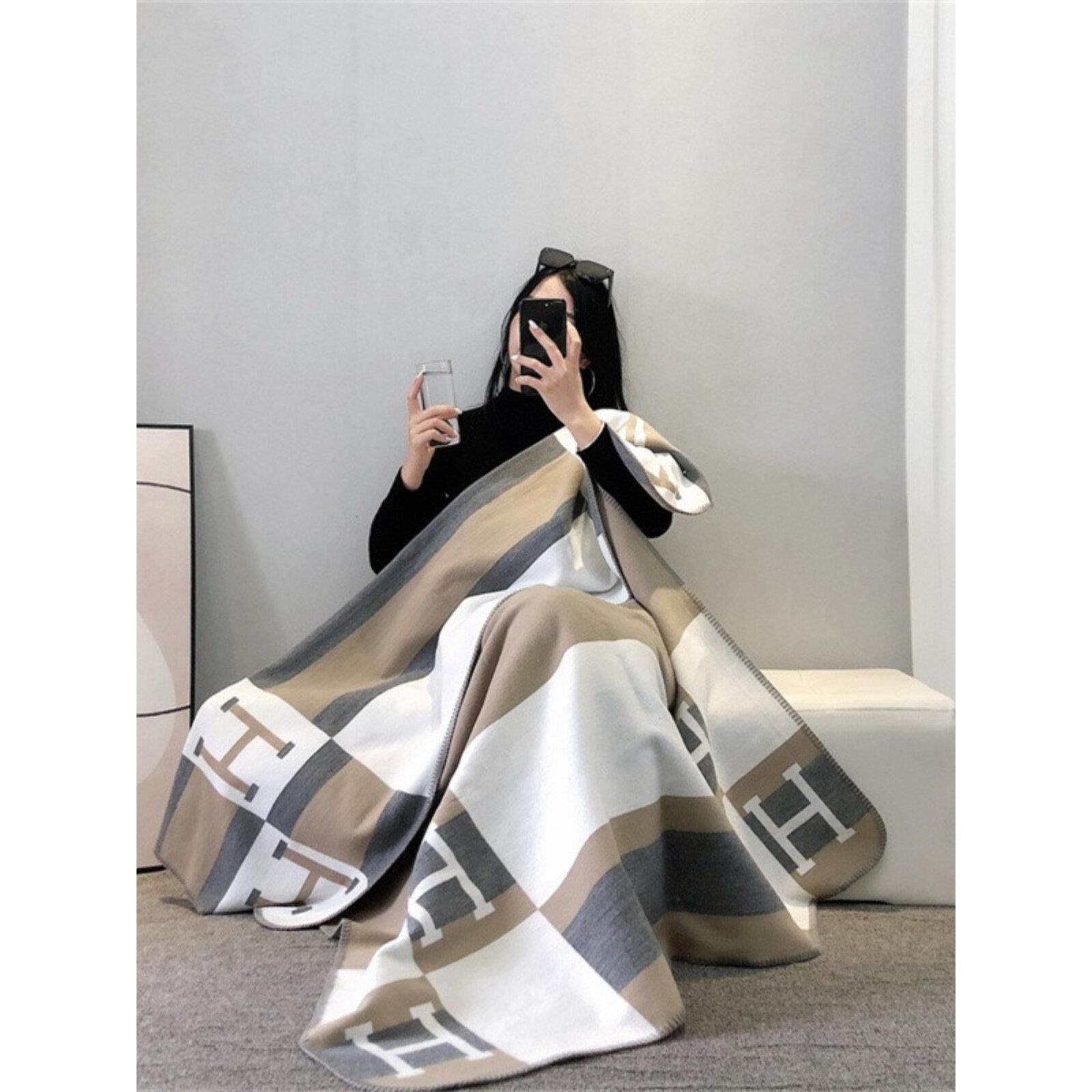 ins轻奢航空毯H家字母羊绒羊毛毯客厅沙发披肩办公室空调午睡盖毯