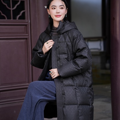 【26MM香云纱 90白鹅绒】觅萝香原创 二经绞罗连帽中长款羽绒服女