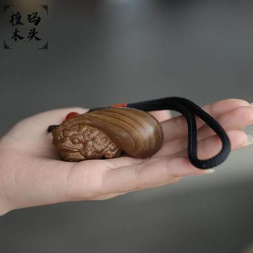 天然绿檀木雕金蟾运财钱袋手把件文玩把玩物件男士随身招财手玩件