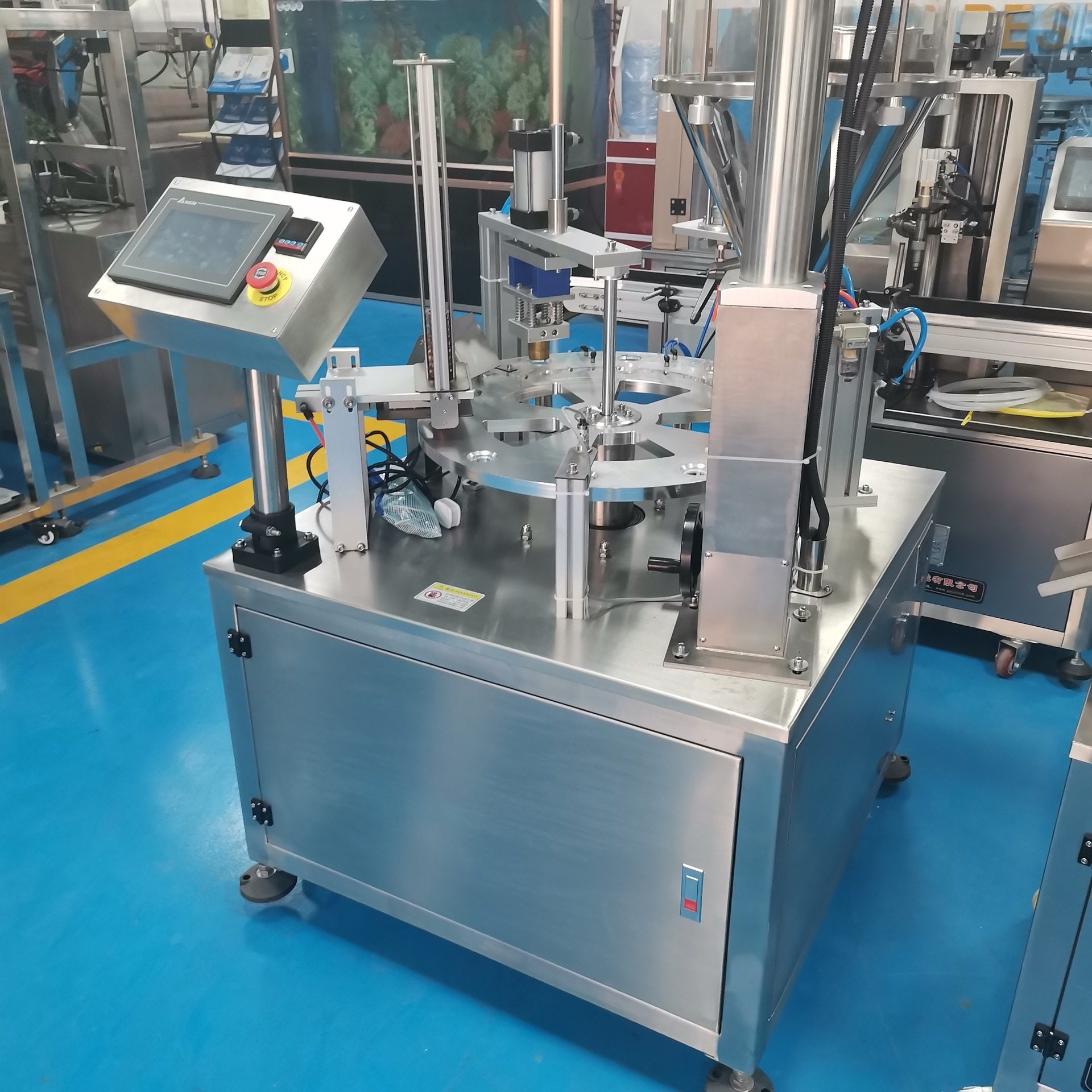 小型转盘式咖啡棒封口机 95 90口径塑料杯自动灌装封口机