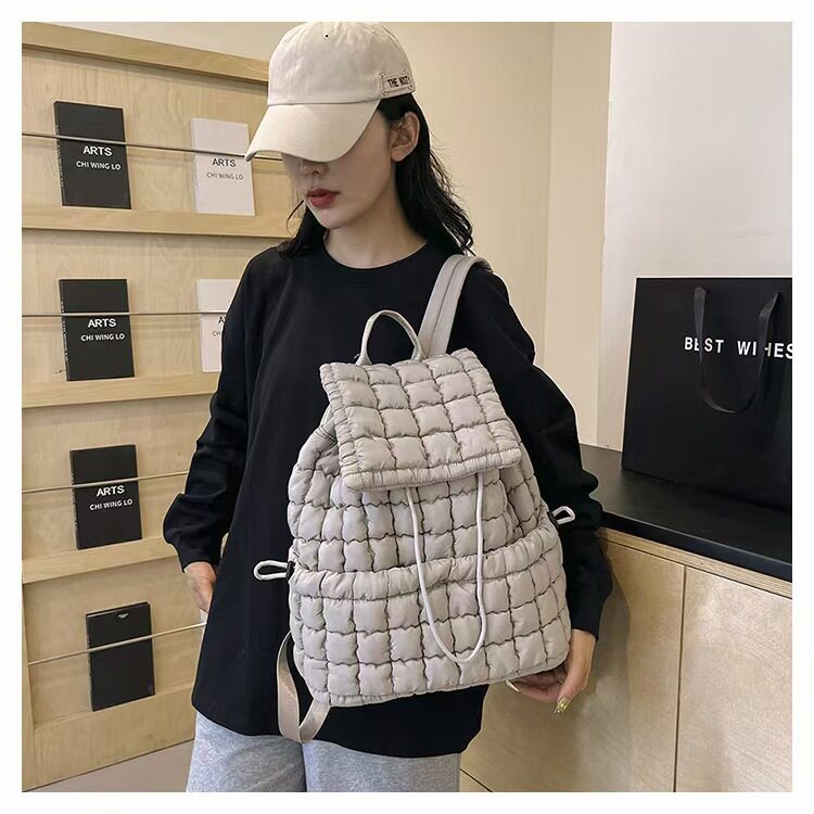 小众羽绒褶皱双肩背包欧美新款大容量女包简约潮流通勤格子云朵包