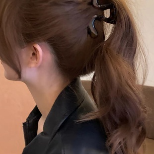 2025新款几何设计咖色高级鲨鱼夹马尾固定发卡高质感半扎发型发饰