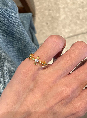 小红书爆款十字莺尾花尾戒指女时尚轻奢中古风莫桑钻指环一件代发