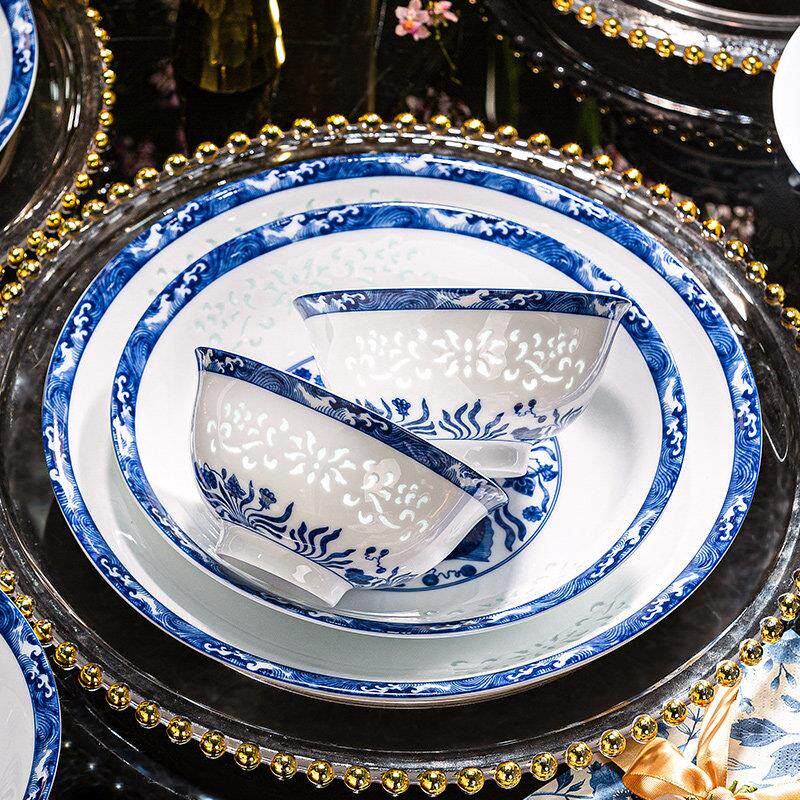 景德镇高档釉下彩碗碟套装家用青花瓷玲珑瓷中式碗盘餐具轻奢送礼