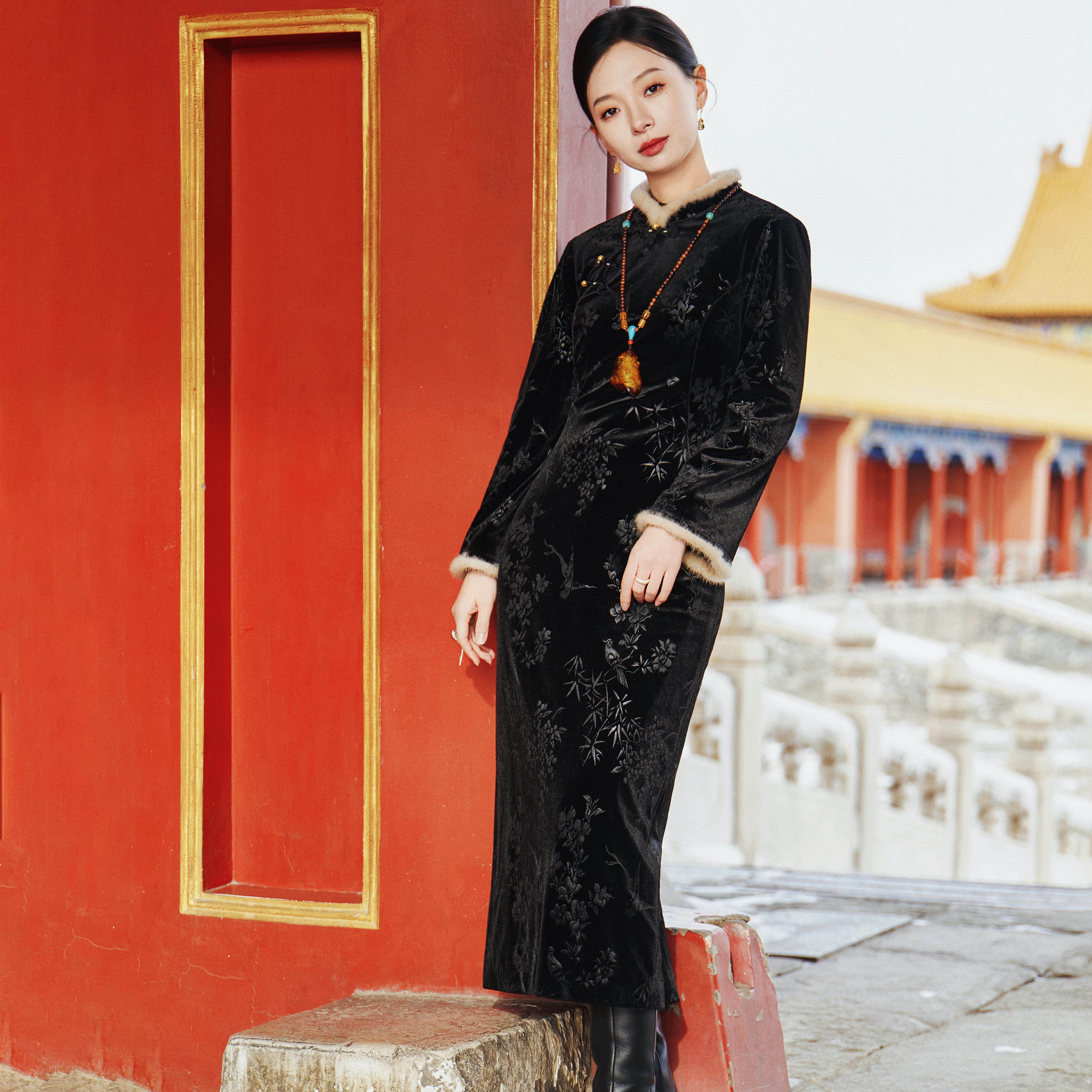 水貂拼丝绒梅竹鹊黑色改良旗袍女