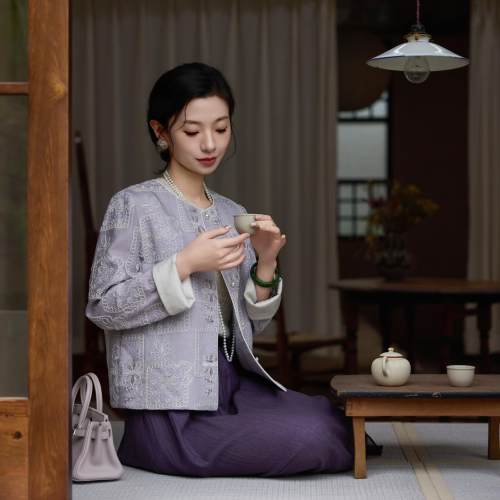 西子/【紫藤花框】新中式圆领花卉格子刺绣百搭短款外套/WTTJ0883