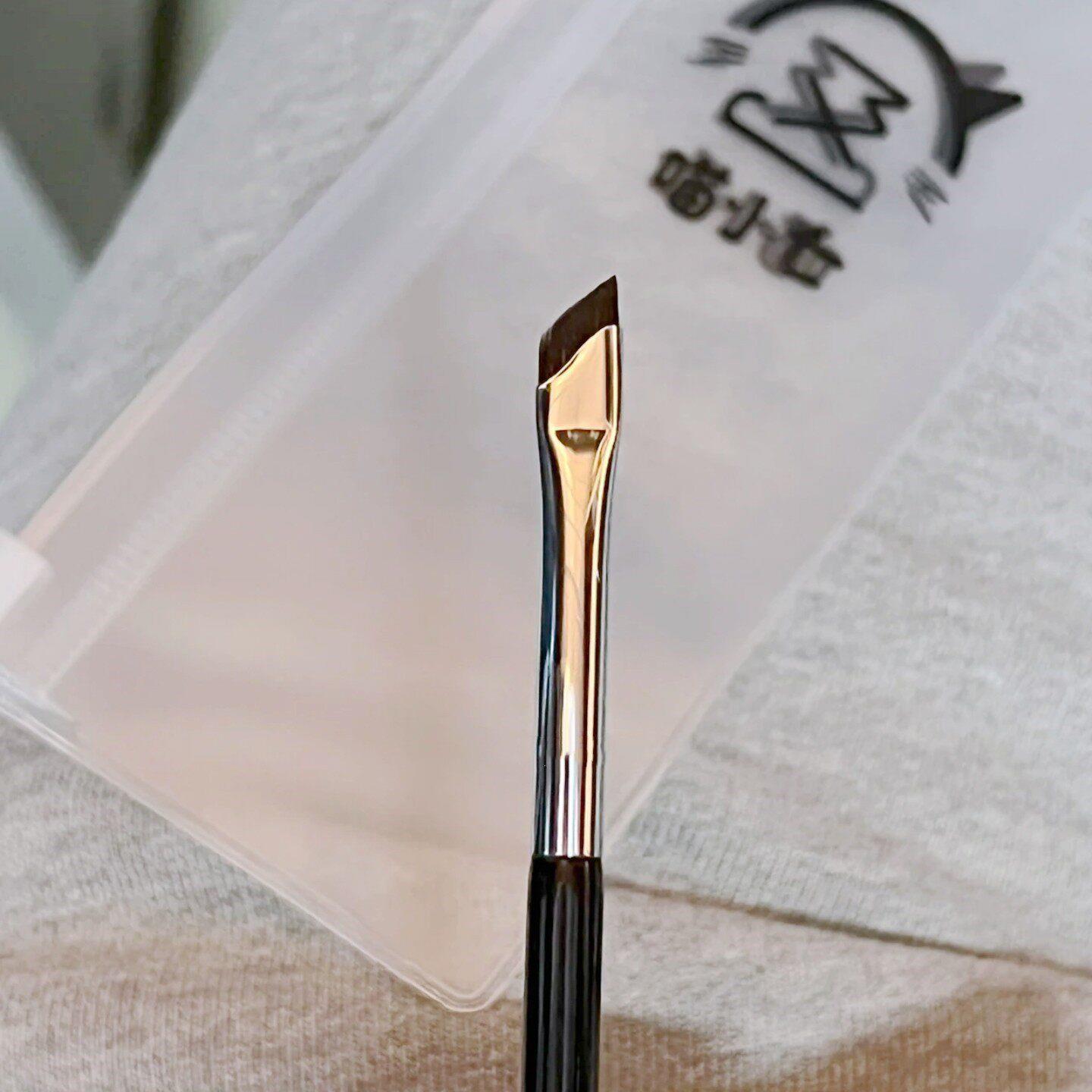 巨巨巨好用!斜角刀锋眼线刷扁平镰刀眼睑下至眼部卧蚕细节化妆刷