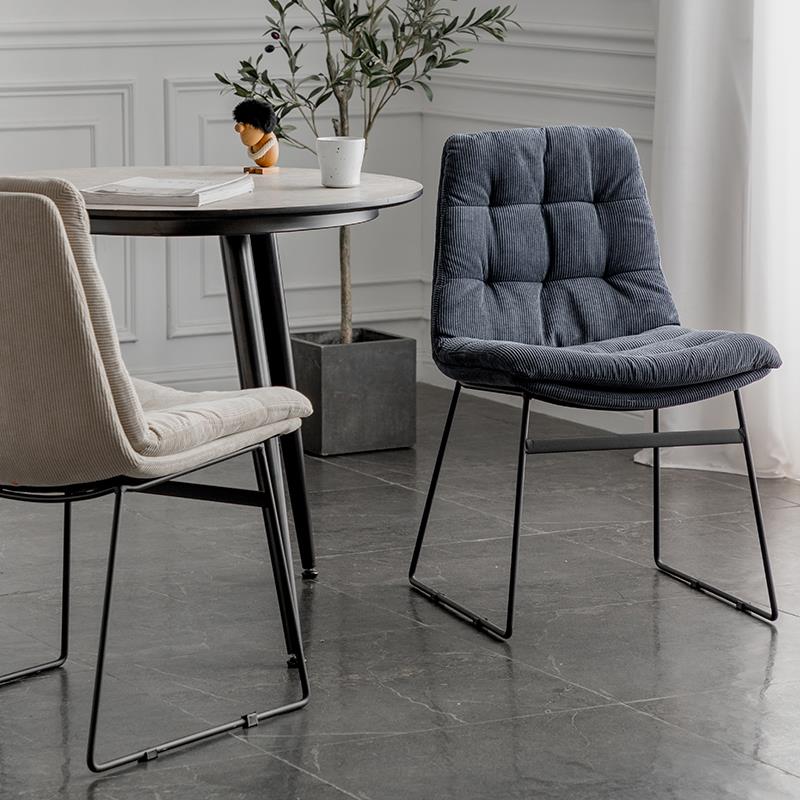 北欧铁艺餐桌椅子家用洽谈凳子简约复古网红ins咖啡厅靠背皮餐椅