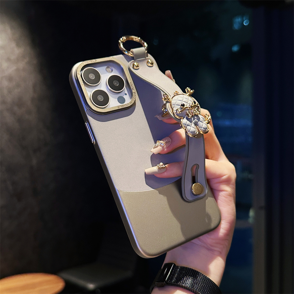 适用苹果16promax手机壳大孔羊巴皮腕带15/14plus皮质防摔保护套