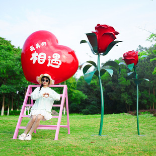户外天梯网红爱心梯子景区草坪拍照摆件玫瑰花郁金香打卡美陈