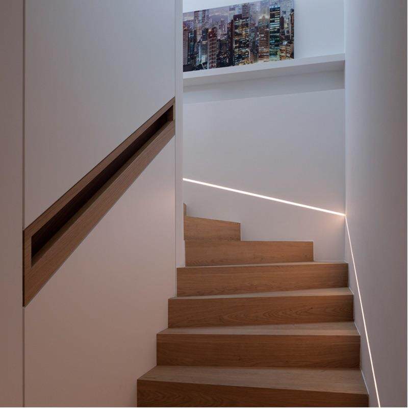 楼梯扶手流水灯带台阶踏步人体感应踢脚追光灯led铝槽跑马灯