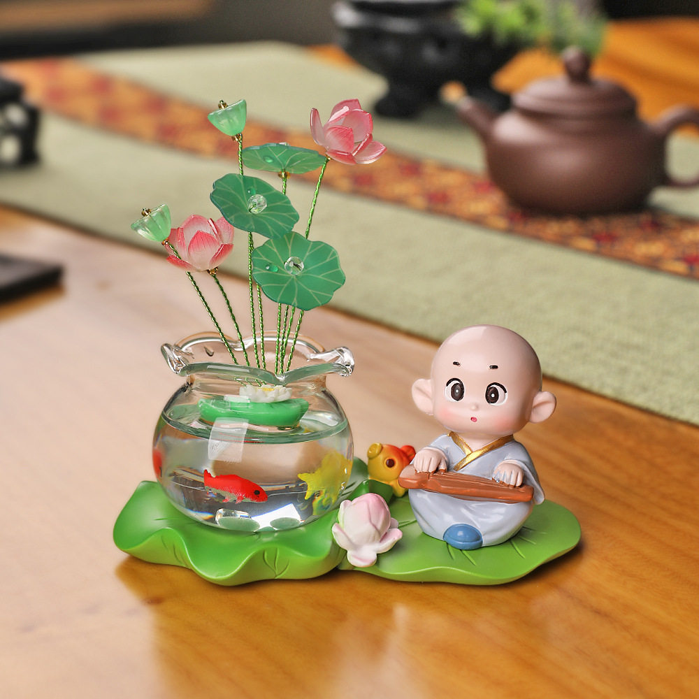 办公茶桌面小摆件锦鲤好运文化创意礼品可爱汽车摆件和尚荷叶底座
