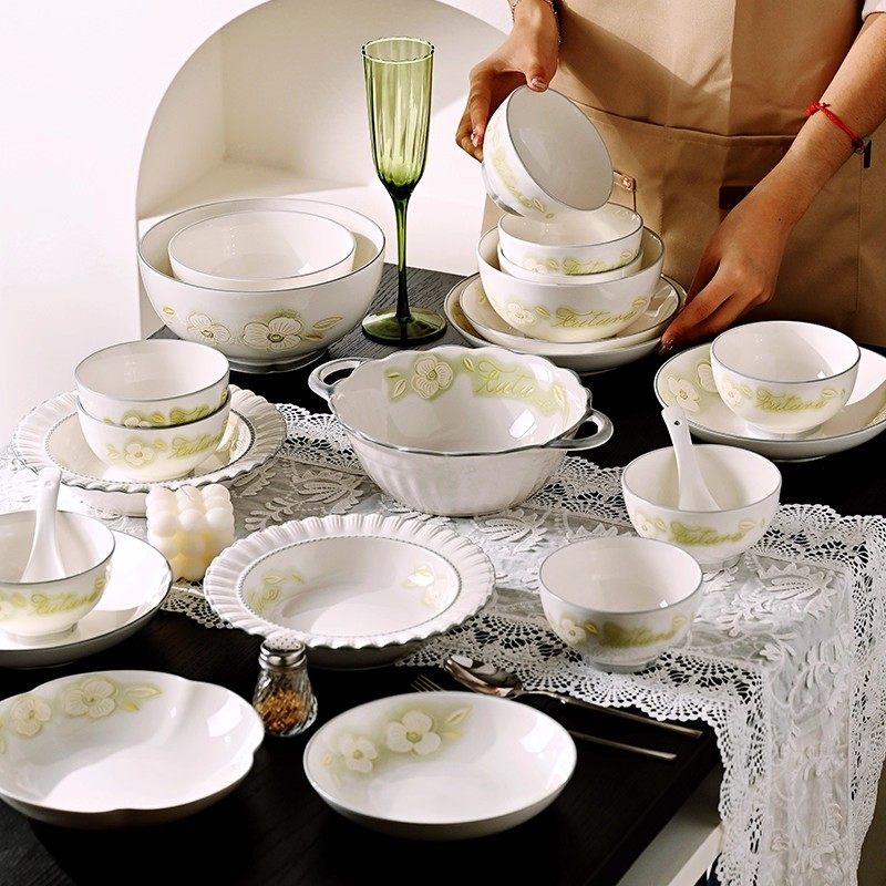 2025碗碟套装家用高颜值餐具套装釉下彩轻奢风陶瓷碗盘筷高级感