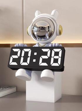 2025新款轻奢高级感太空人钟表摆件客厅挂钟现代家用挂墙时钟装饰