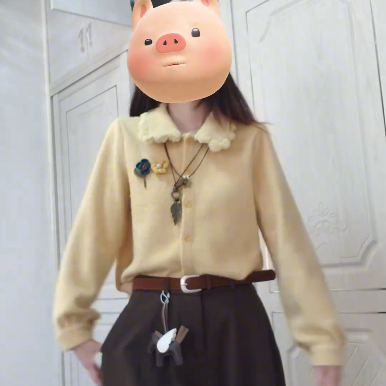 复古花边衬衫女士可爱俏皮新款2025打底内搭上衣奶黄色冬季